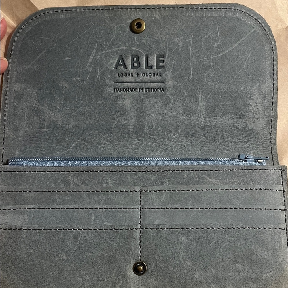 Elegant Gray Women's Clutch Wallet - Picture 4 of 8